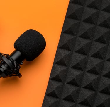 Imagem com um microfone e com o fundo laranja e preto