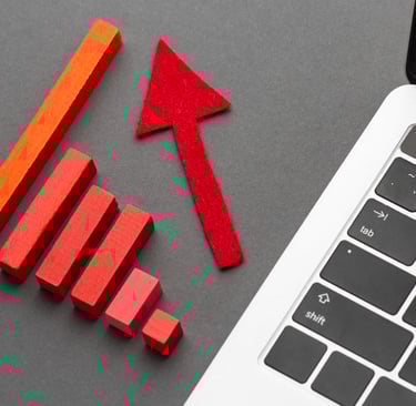 Notebook e ícone de gráfico com números em crescimento