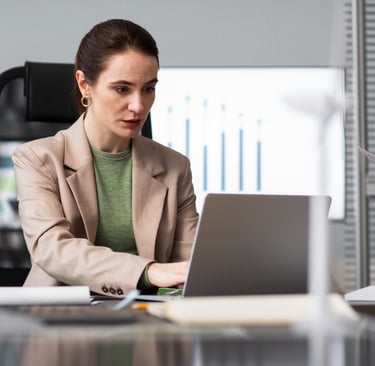 Advogada trabalhando com o seu notebook em estratégias de marketing jurídico