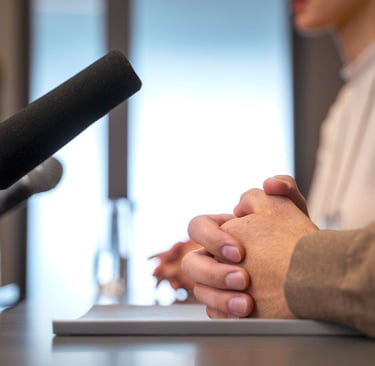 Advogado e advogada concedendo entrevista