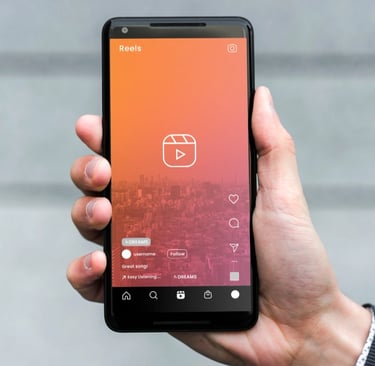 Homem de terno segurando o celular com o Instagram aberto