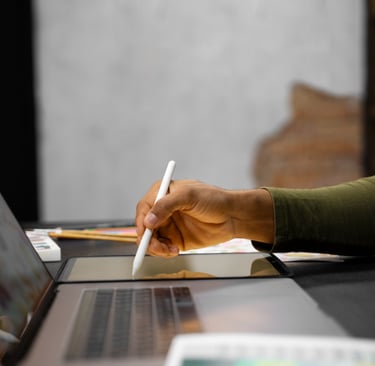 Designer trabalhando em tela de computador