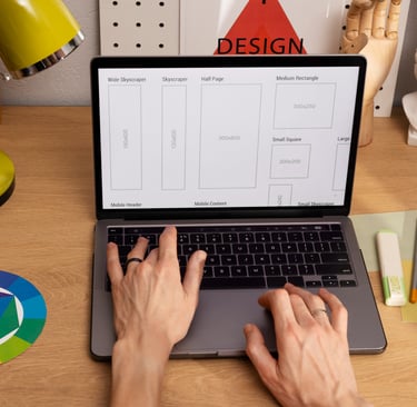 Mãos de um designer e tela do computador durante a produção de uma landing page