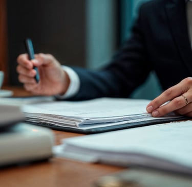 Advogado tributário fazendo anotações em papel em uma mesa