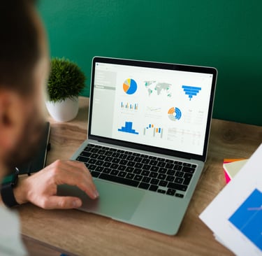 Homem com um notebook com gráficos relacionados à trafego pago para advogados