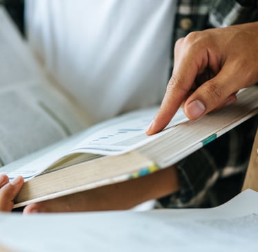 Mão de advogado lendo ranking jurídico