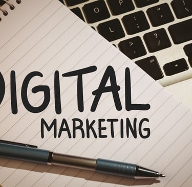 Bloco de anotações em cima de um teclado e com os dizeres "Digital Marketing"