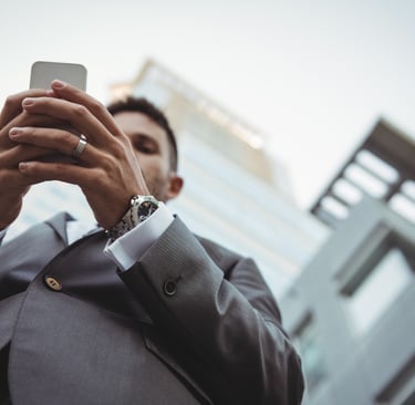 Advogado mexendo no celular