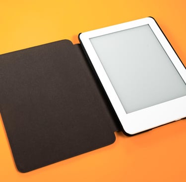 Tablet sobre um fundo laranja