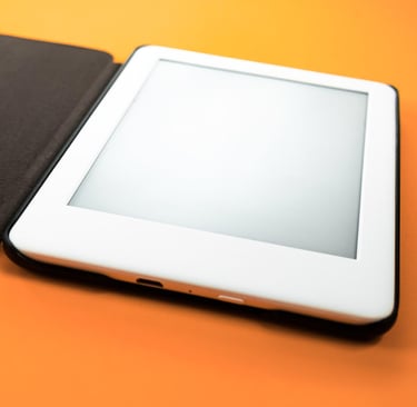 Imagem de um tablet em cima de um fundo laranja