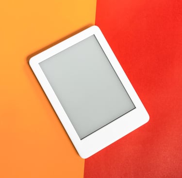 Tablet em cima de um fundo laranja e vermelho