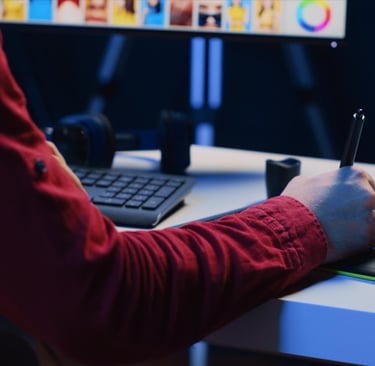 Designer desenhando um logotipo em um tablet