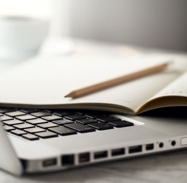 Notebook, caderno e lápis sobre a mesa