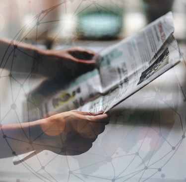 Advogado lendo entrevista sua em jornal
