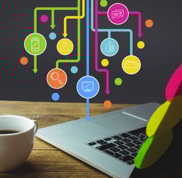 Imagem com notebook e com itens associados ao marketing digital