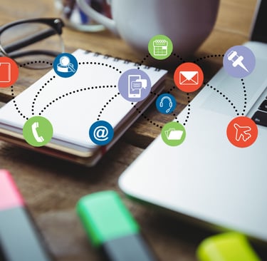 Notebook e bloco de notas com ícones relacionados ao marketing digital