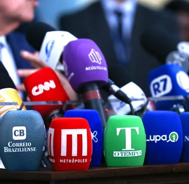 Microfones em uma coletiva de imprensa