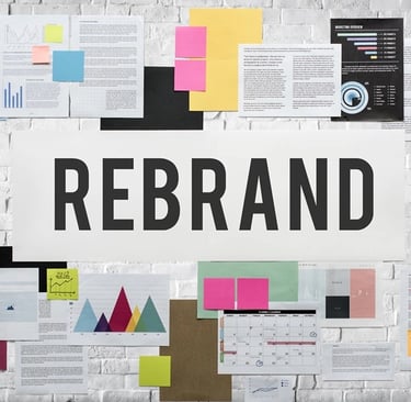Palavra "Rebrand" e colagem de papéis indicando trabalho de design