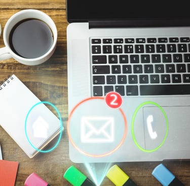 Mesa com notebook e ícones que fazem alusão ao envio de e-mail