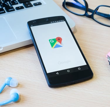 Celular com o Google Maps na tela
