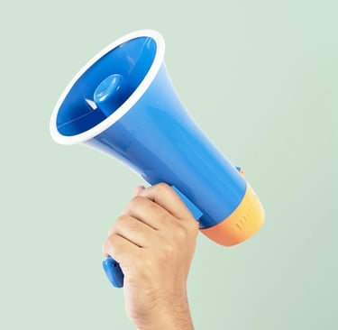 Mão segurando megafone