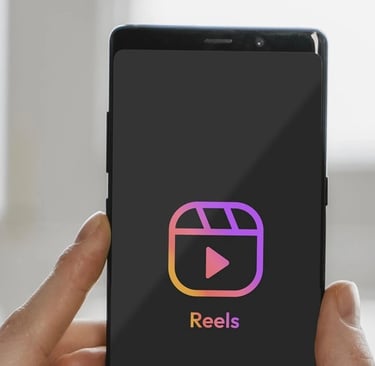 Imagem de celular com o logo da ferramenta Reels do Instagram