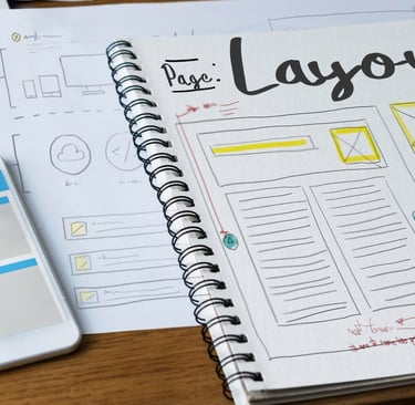 Caderno com um esboço do layout de uma landing page para advogados