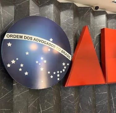 Parede com o logo da OAB