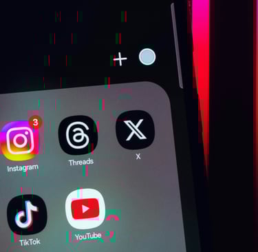 Celular com os aplicativos YouTube e TikTok