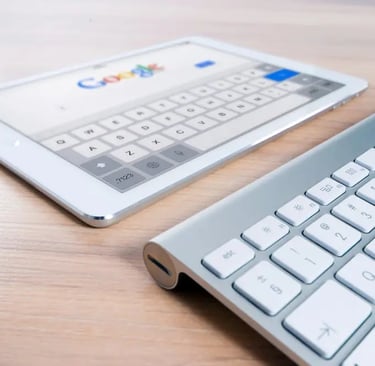 Teclado e tablet com a página inicial do Google