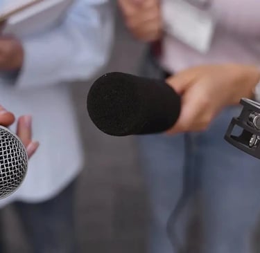 Repórteres com microfone e gravador nas mãos