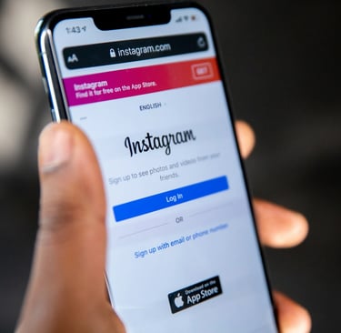 Celular com o aplicativo do Instagram aberto