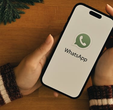 Pessoa com o celular na mão aberto no WhatsApp