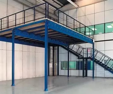 Mezanino para ampliar o espaço do ambiente