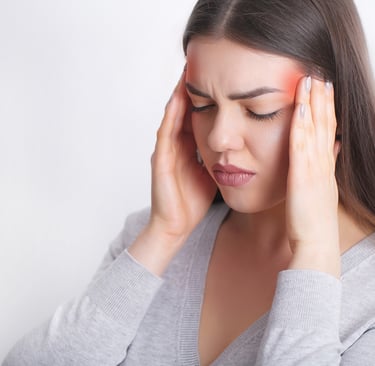 A enxaqueca é caracterizada por dores de cabeça intensas e recorrentes, muitas vezes acompanhadas de