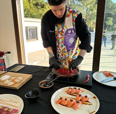 un chef privat fent sushi en directe en una clase de Show Cooking