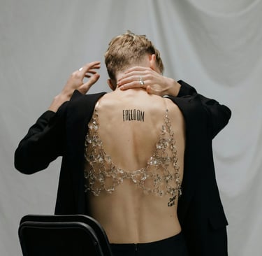 Vaikinas su apnuoginta nugara