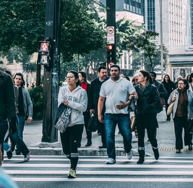 Minia žmonių eina gatve