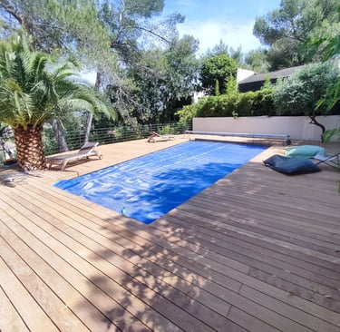 terrasse bois en bois exotique autour de la piscine