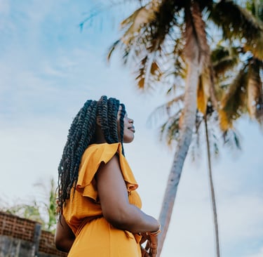 Fille regardant le paysage avec conviction, habillé d'une robe jaune