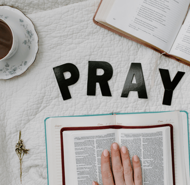 Bible avec un café, etude de la bible