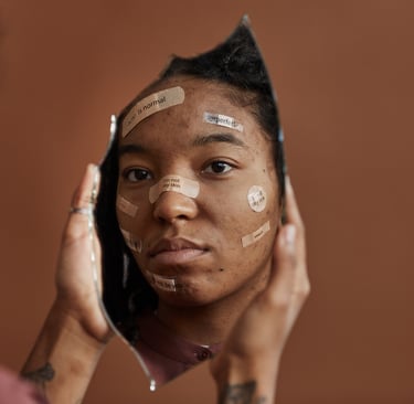 Fille complexé devant sont miroir 