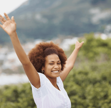 Femme avec afro heureuse 