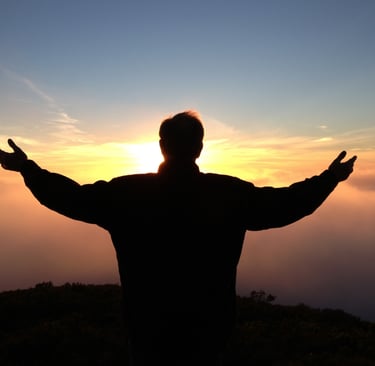 homme regardant le coucher du soleil 