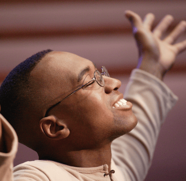 Jeune  homme heureux, lunette, joyeux, église, louange