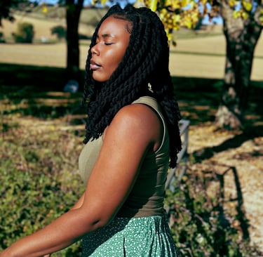 Une fille noire, dans la nature, vert kaki