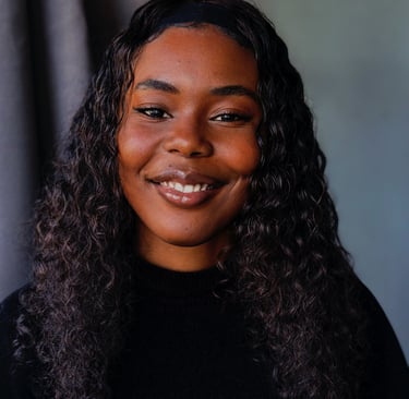 Fille noire jolie, cheveux bouclé