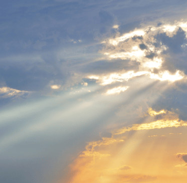 le ciel couvert par des nuages, Un coucher du soleil