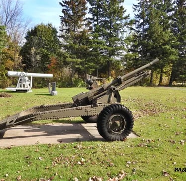 Deux canons offerts par le Musée du Royal 22e Régiment identifient le secteur militaire à l'est, le 13 septembre 2003. C'est