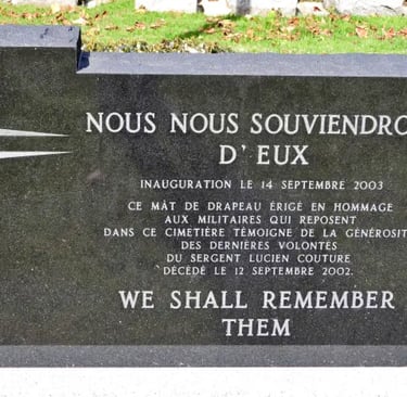 Un monument en granit noir est gravé avec les mots : « Nous nous souviendrons d'eux » Inauguration le 14 septembre 2003.